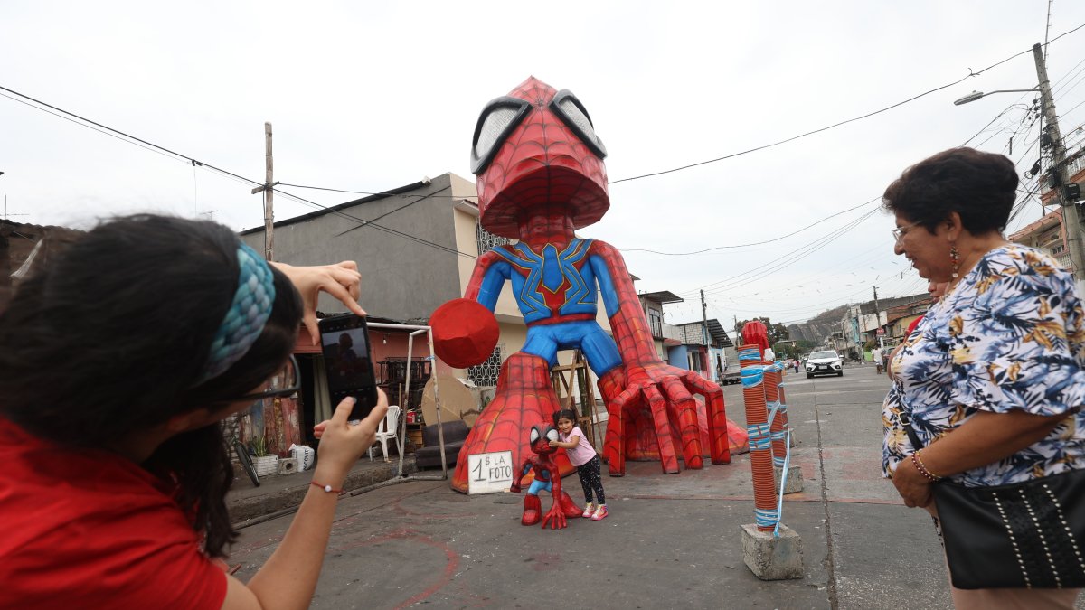 El monigote del personaje del ‘Hombre Araña’ recibe la visita de niños y adultos que llegan para tomarse una foto que cuesta $ 1.