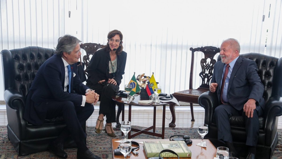 El presidente Guillermo Lasso con su homólogo de Brasil, Lula da Silva, en la reunión.