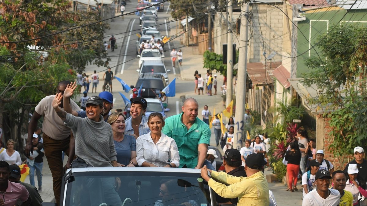 Jornada. Pese a que la campaña electoral arranca hoy, Viteri ha participado en recorridos por varios sectores junto con candidatos a concejales.