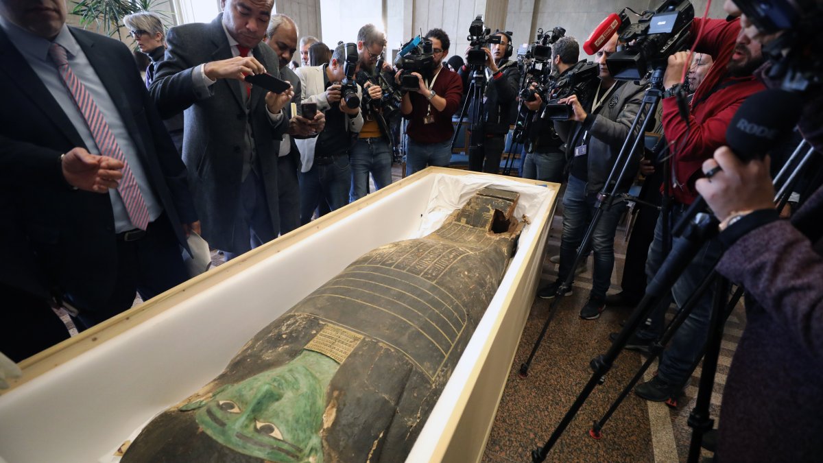 El Cairo. Autoridades de Egipto reciben el sarcófago verde, este lunes 2 de enero de 2023.