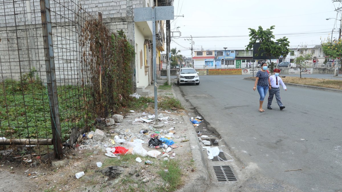 En la manzana 1004 de la ciudadela Las Orquídeas hay un predio vacío que causa molestias al vecindario.