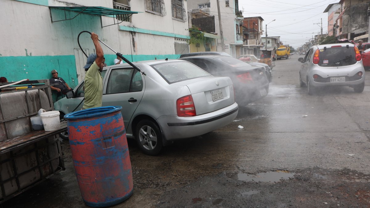 En la 11 y Medardo Ángel Silva hay una docena de lavadores de carros.