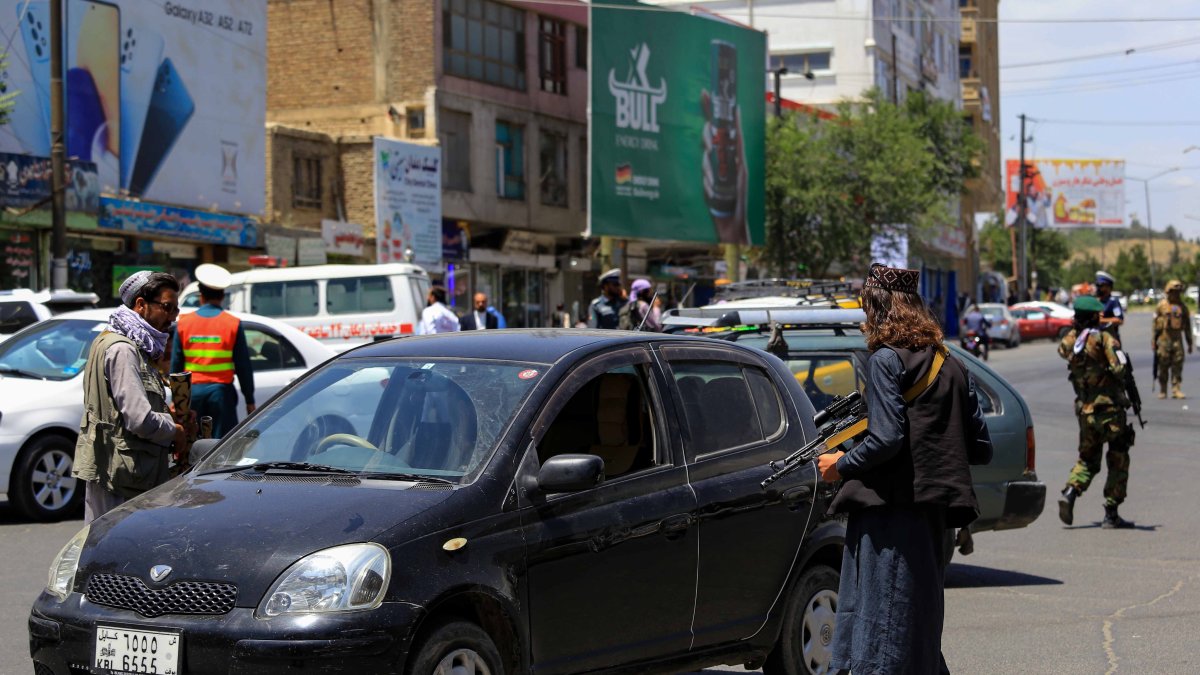 Kabul. Soldados afganos cumplen control alrededor del aeropuerto.