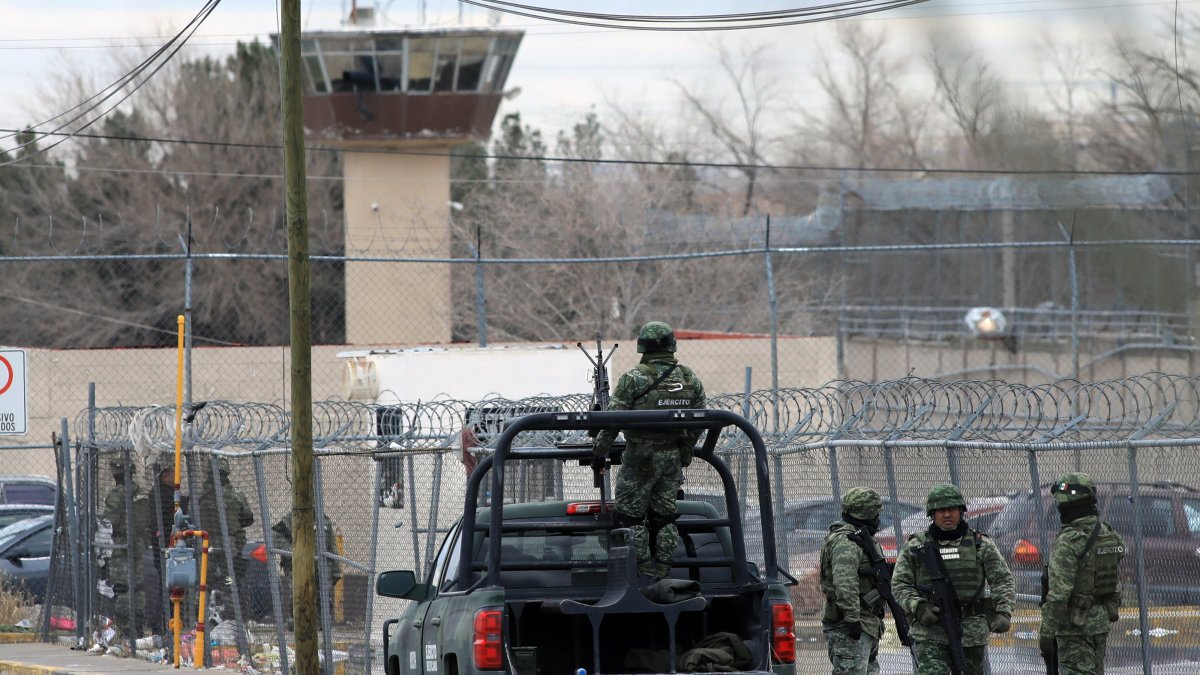 Ciudad Juárez. Elementos policiales se ubican en los perímetros de la cárcel donde hubo un motín.