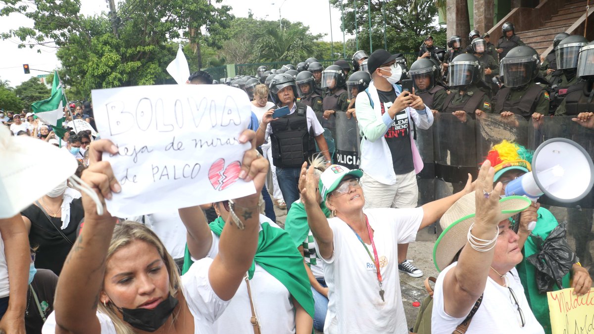 Santa Cruz. Un grupo de mujeres participa en una marcha para pedir al Gobierno la liberación del gobernador opositor Luis Fernando Camacho.