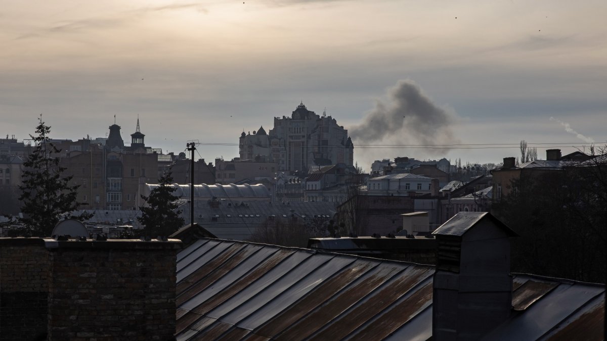 Kiev. Una columna de humo ladea un edificio, tras un ataque ayer.