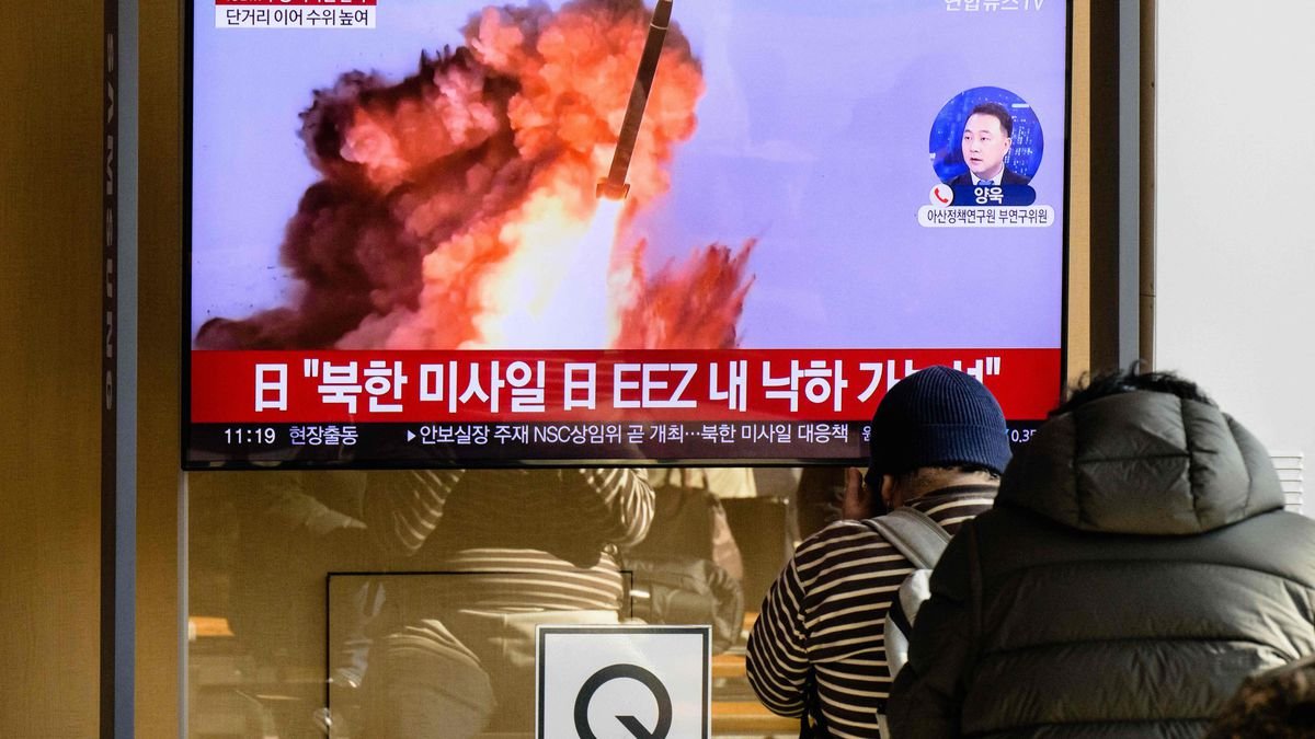 Seúl. Varias personas observan una pantalla que emite imágenes del misil lanzado por Corea del Norte, en noviembre de 2022.
