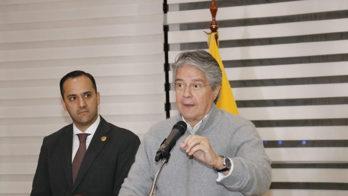 Cáceres. El presidente Guillermo Lasso junto con su canciller Juan Carlos Holguín, en una rueda de prensa en la sala protocolar del Aeropuerto Mariscal Sucre, en Quito.