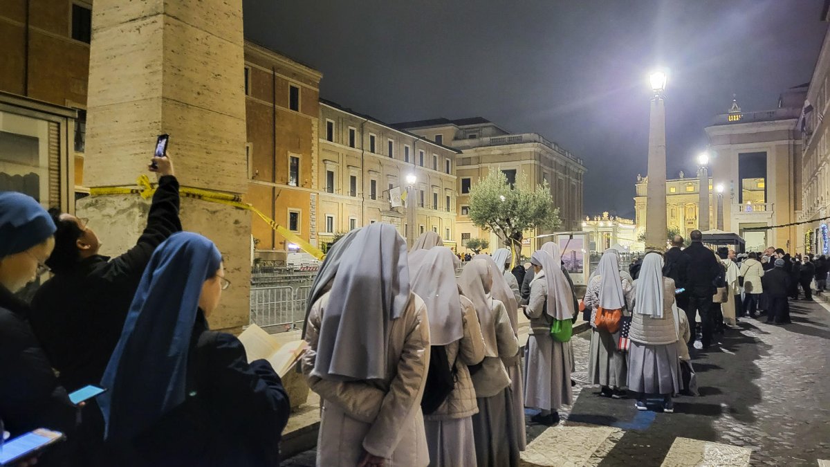 La basílica de San Pedro en el Vaticano acoge por segundo día la capilla ardiente del papa emérito Benedicto XVI, fallecido el pasado sábado a los 95 años.
