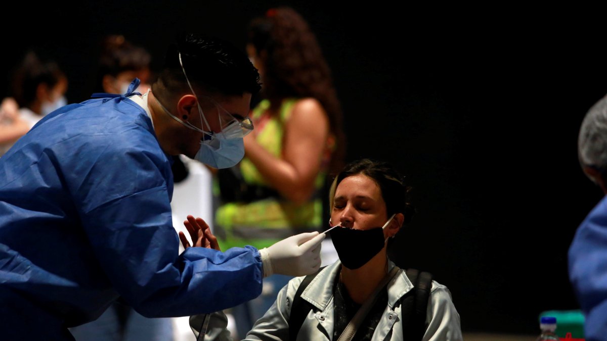Una trabajadora de la salud realiza una prueba para detectar la covid-19, en Buenos Aires (Argentina), en una fotografía de archivo.