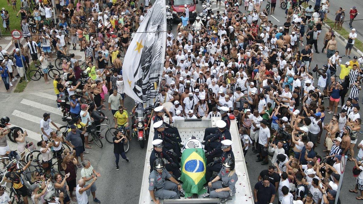 Un camión de bomberos transporta el féretro con el cuerpo de Pelé, que partió este martes 3 de enero del estadio Vila Belmiro.