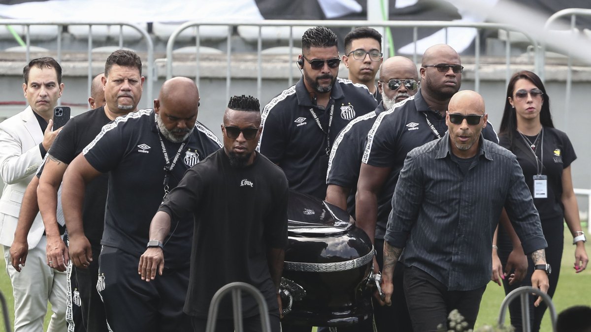 Ze Roberto (izquierda adelante) cargó el féretro de Pelé hasta el centro campo en Vila Belmiro.