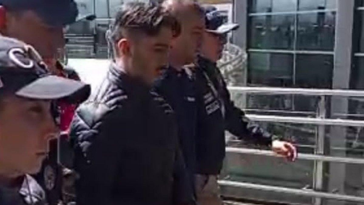 El capturado fue trasladado por agentes del CTI de la Fiscalía de Colombia al aeropuerto ElDorado.