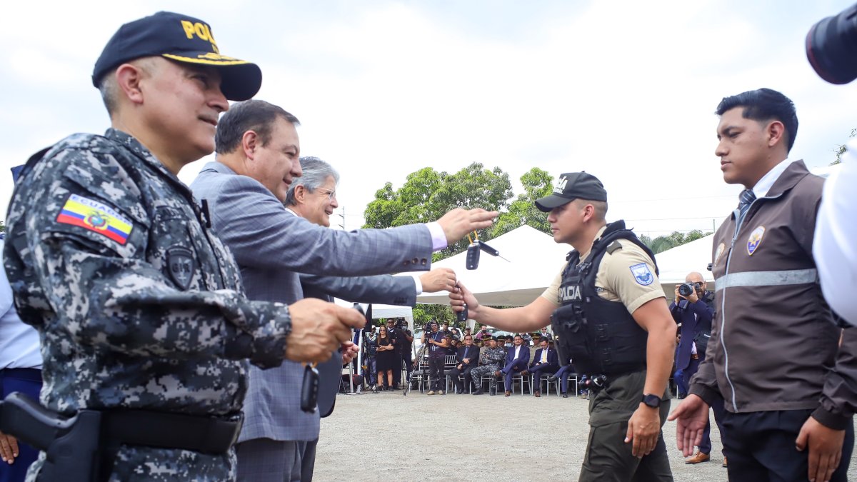 El 14 de diciembre de 2022 se entregó 580 medios de transportes entre motocicletas y carros y un bus en la ciudad de Guayaquil.