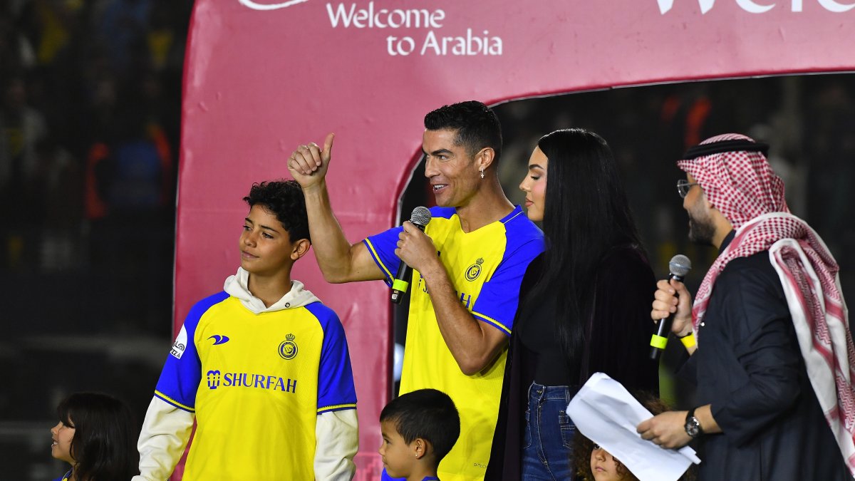 El delantero portugués, Cristiano Ronaldo, durante su presentación oficial ante la hincha del Al Nassr.