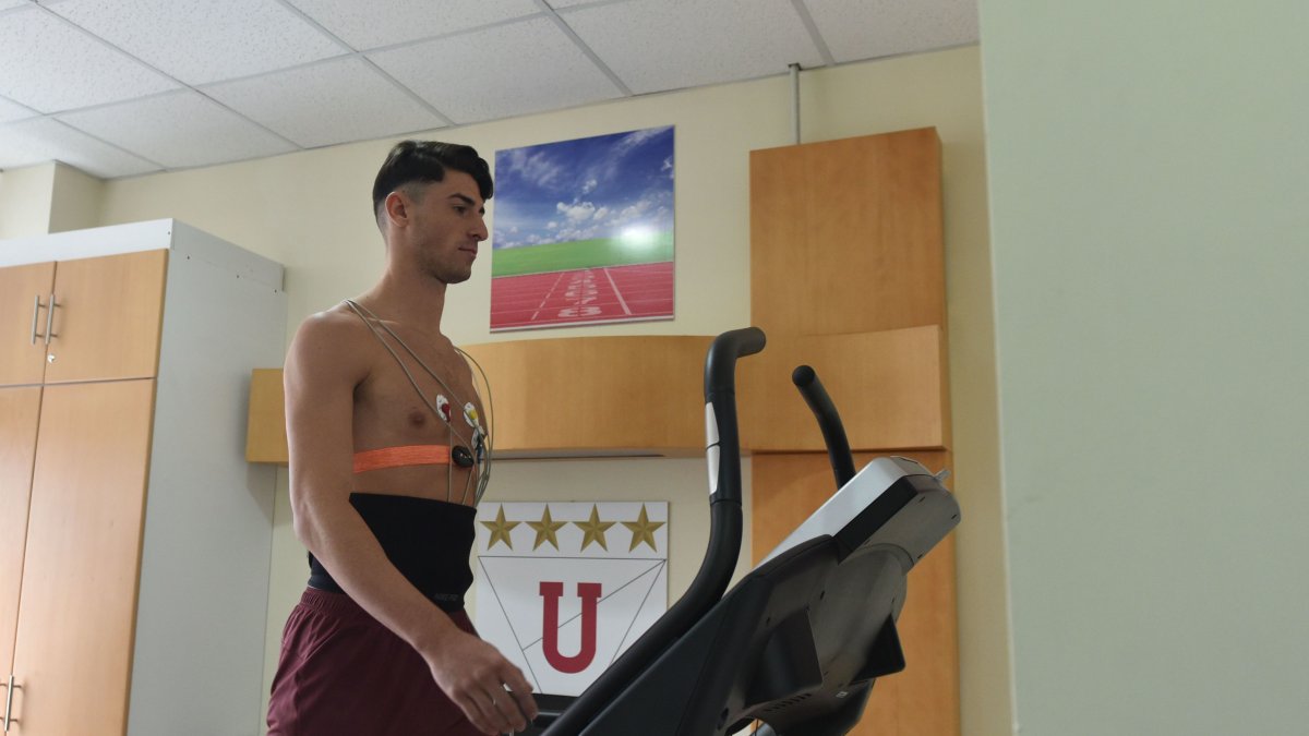 El defensa argentino Facundo Rodríguez se sometió a los exámenes médicos, la mañana de este martes 3 de enero de 2023. Horas después ya fue presentado de manera oficial por los albos.