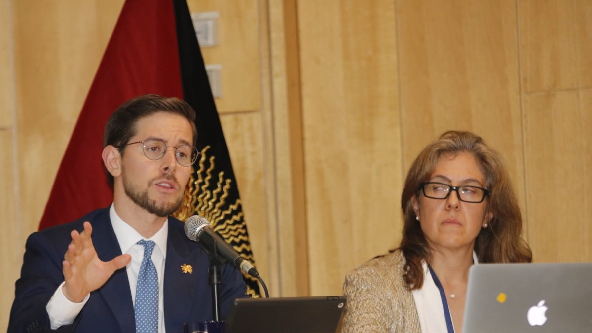 El titular del BCE, Guillermo Avellán, y la subgerente de Programación y Regulación de la Entidad, Gabriela Córdova, este 3 de enero de 2023.