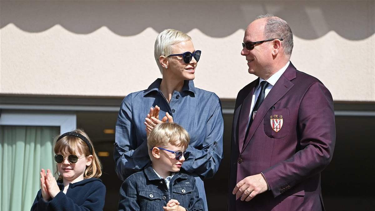 Charlene de Mónaco con su familia.