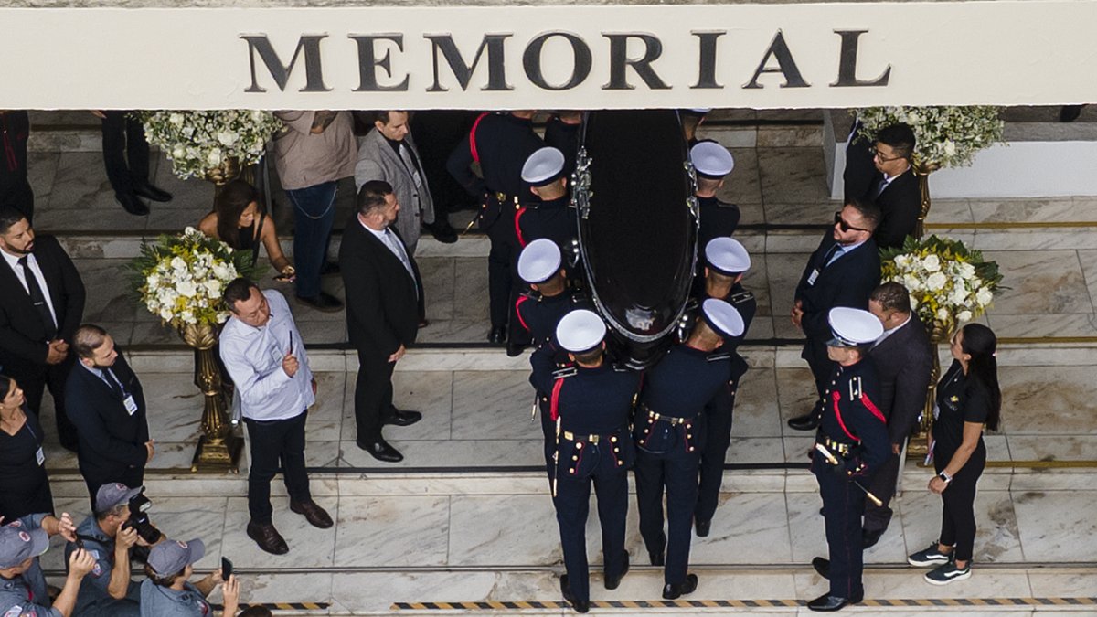 El ataúd del exfutbolista Pelé, llegando en el cementerio Memorial Necrópolis Ecuménico, en la ciudad de Santos, Sao Paulo (Brasil).