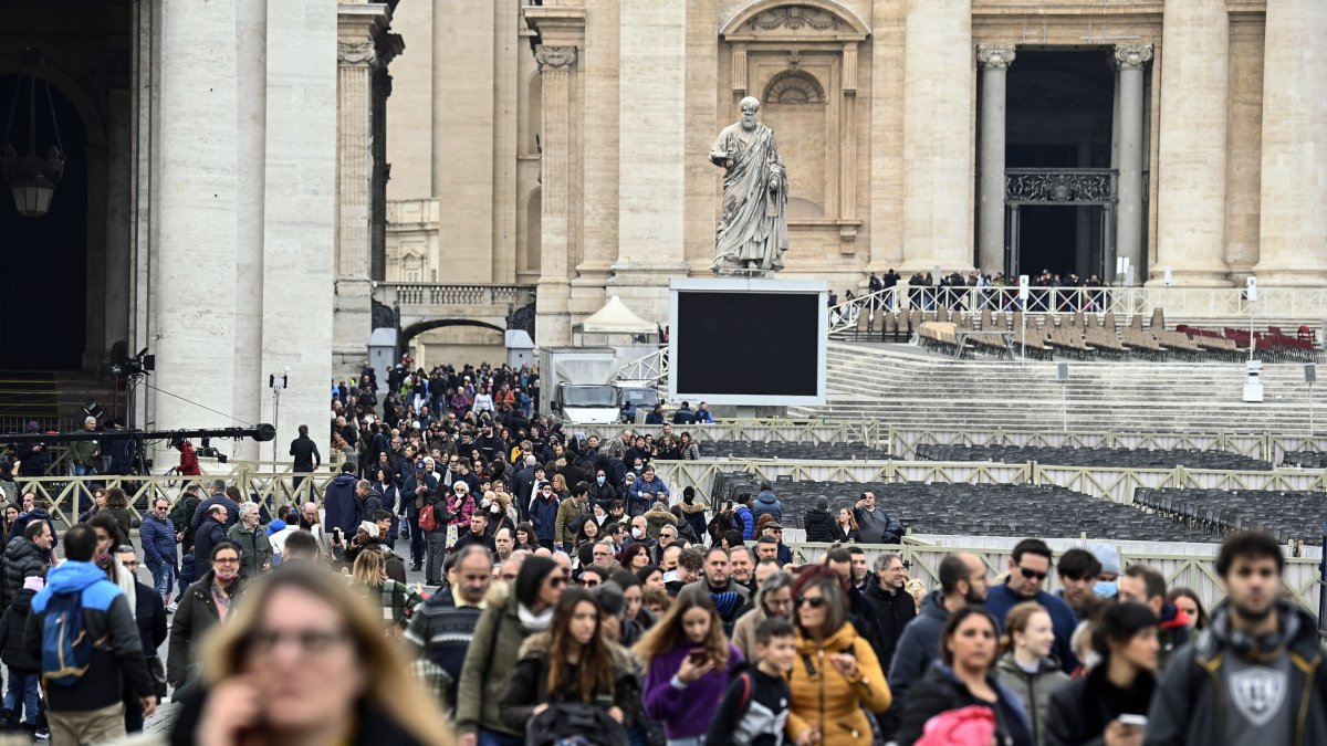Los fieles abandonan la Basílica de San Pedro después de presentar sus respetos al difunto Papa Emérito Benedicto XVI