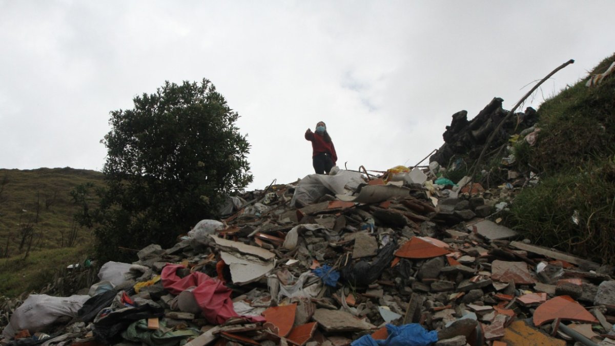 riesgo. Ladera abajo, hay toneladas de desechos de construcción