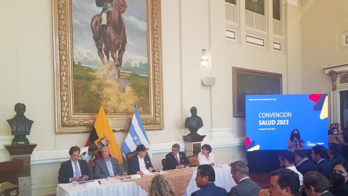 El presidente Guillermo Lasso estuvo acompañado del vicepresidente Alfredo Borrero (i) y el ministro José Ruales, entre otras autoridades.