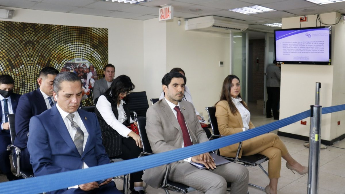 Hecho. El plan de trabajo de la última terna: Terán (i), Rivera (c) y Caicedo (d), no convenció a los consejeros.