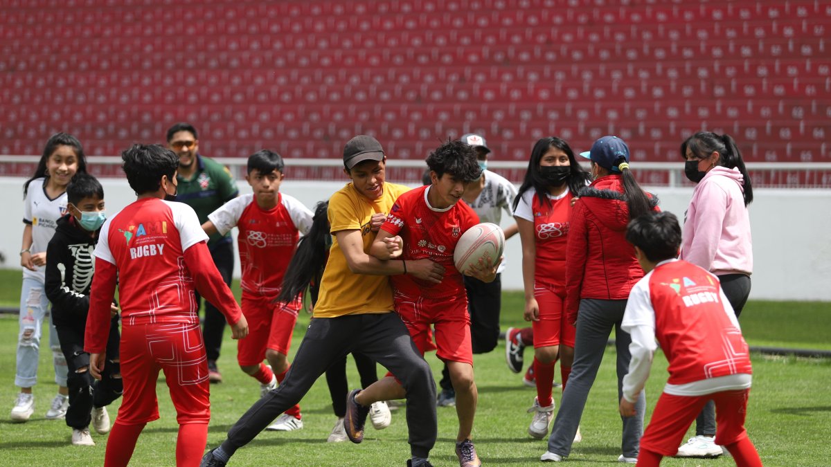 Los jóvenes del proyecto durante una exhibición en el estadio Rodrigo Paz.