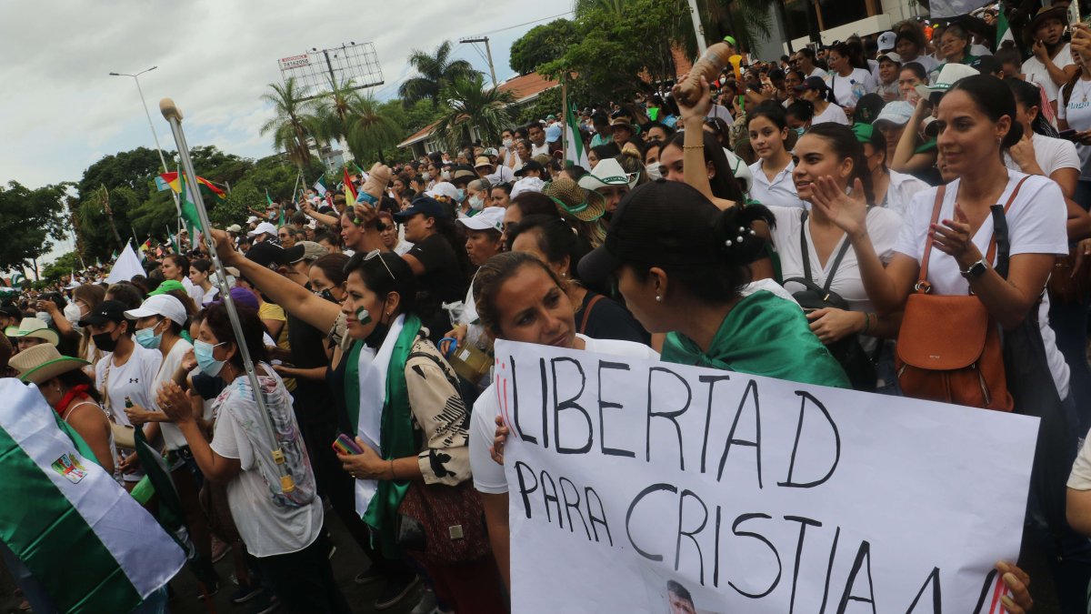 Un grupo de mujeres cruceñas con cartelones en mano piden la libertad del gobernador opositor Luis Fernando Camacho,