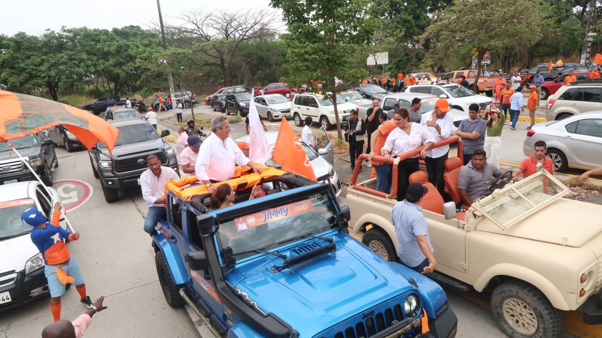 El candidato a la Alcaldía de Guayaquil, Jimmy Jairala, inició la campaña con una caravana y coidearios.