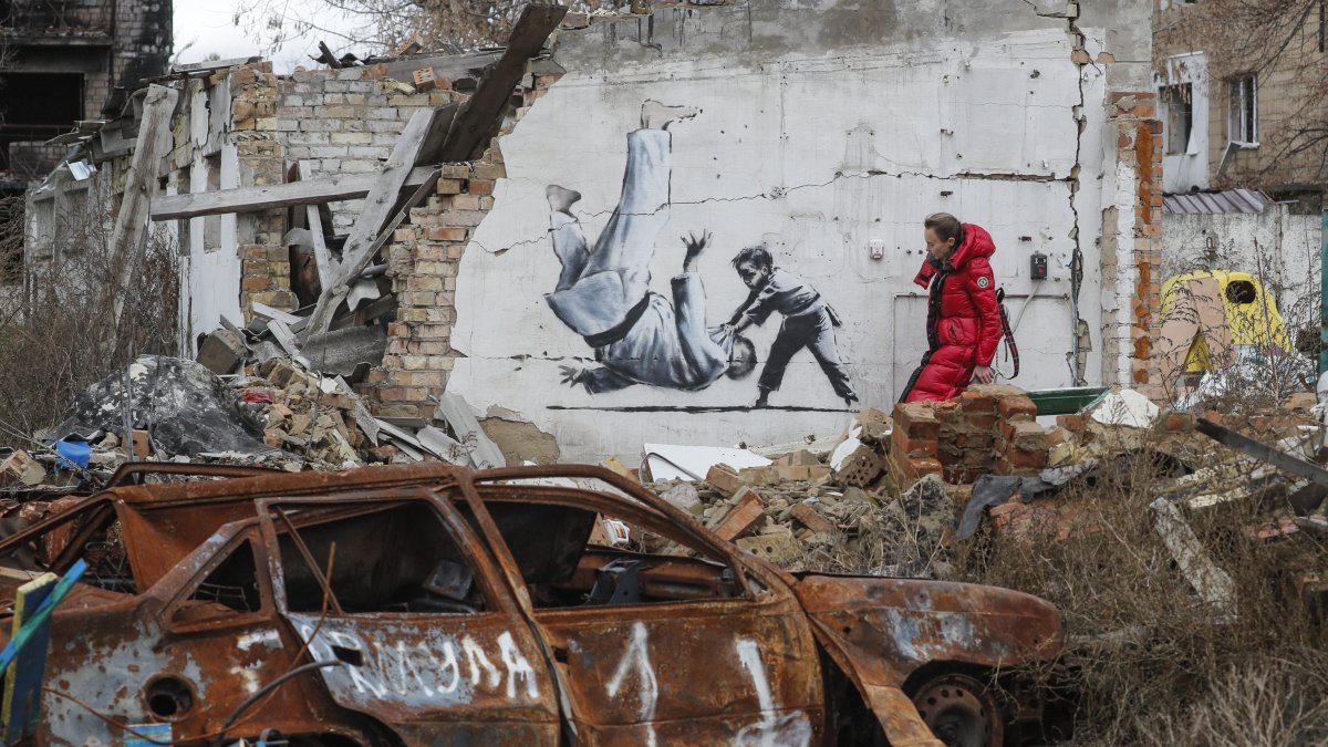 Kiev. Este es uno de los siete  murales pintados por Banksy.