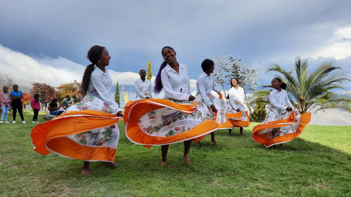 Urcuquí. Un grupo de mujeres baila en un ritual ancestral de agradecimiento al 2022 y de bienvenida al 2023.