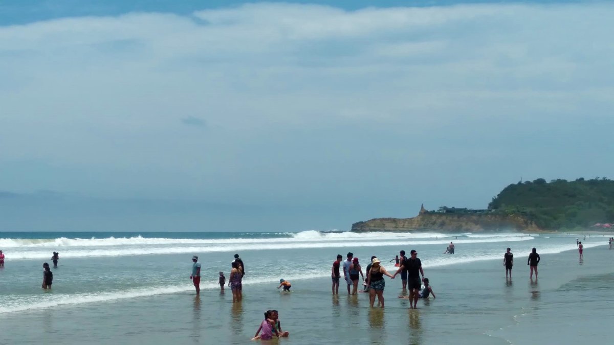 Montañita. Varios bañistas llegaron este martes 3 de enero de 2023 a la playa peninsular.