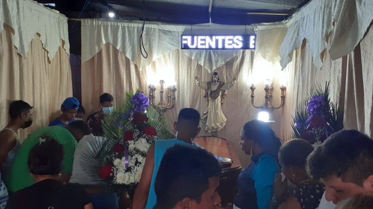 Velorio. Amigos y familiares les dan el último adiós a las víctimas.