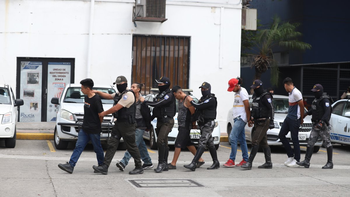 Guayaquil. El grupo de personas que fueron detenidas, acusadas de intentar robar un cajero automático en una urbanización de la via a Daule.