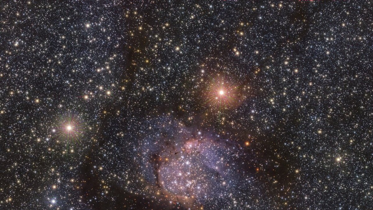 Imagen de la nebulosa Sh2-54 tomada en luz infrarroja utilizando el telescopio VISTA de ESO en el Observatorio Paranal en Chile.