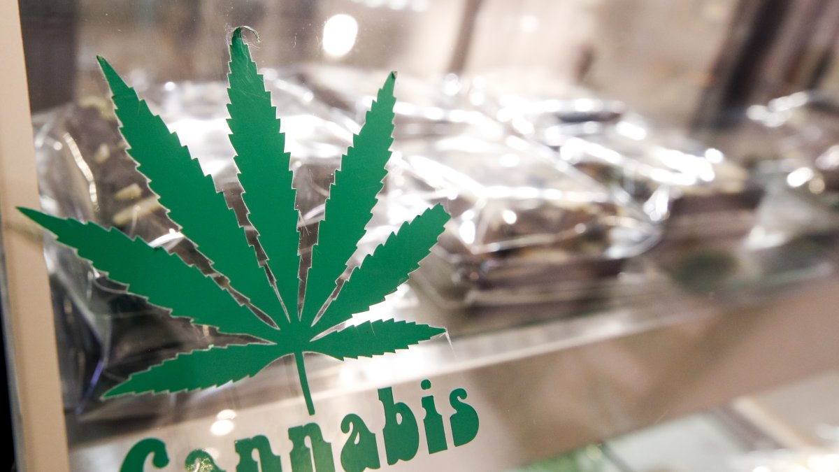 Brownies de cannabis en un mostrador, en una fotografía de archivo.