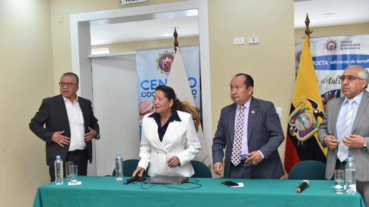 Gremios de abogados en rueda de prensa en Quito este 4 de enero del 2023.