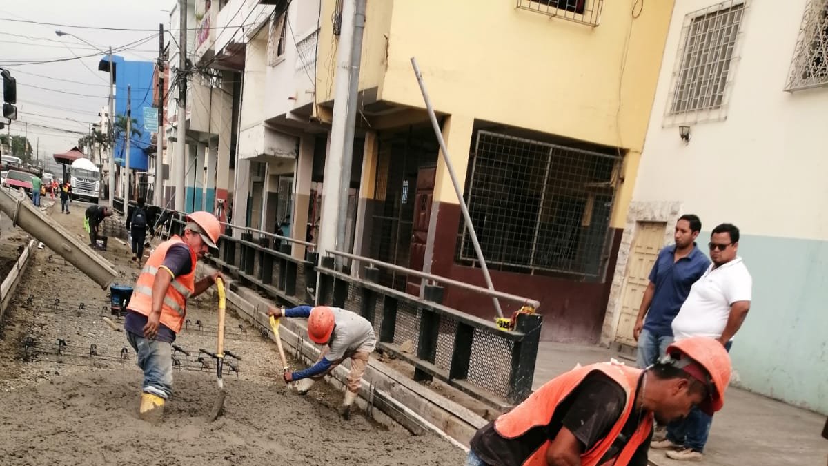 Zona. En el carril del sistema se acumulaban desperdicios.