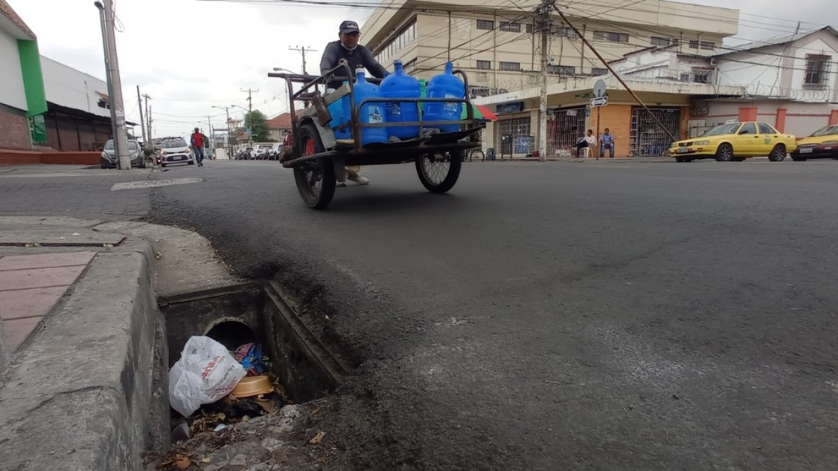 La falta de tapas de alcantarilla preocupa a los residentes