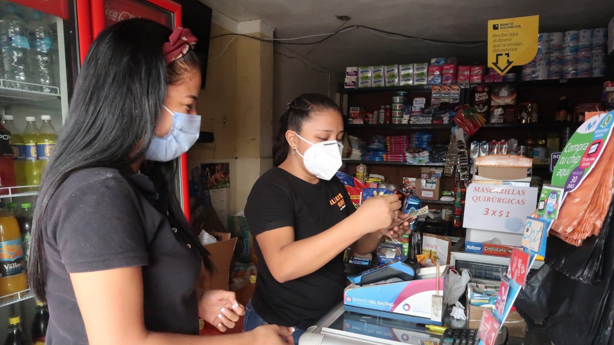 Tienda.- Las fundas plásticas entre los productos que subirán de precio por el incremento del Impuesto a los Consumos Especiales (ICE).