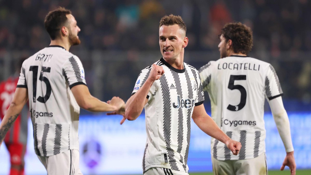Arkadiusz Milik (c) festeja con sus compañeros tras anotar el gol de la Juventus.