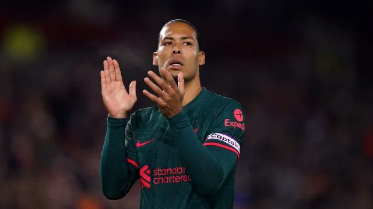 El defensa del Liverpool, Virgil Van Dijk, podría perderse varios partidos por una lesión.