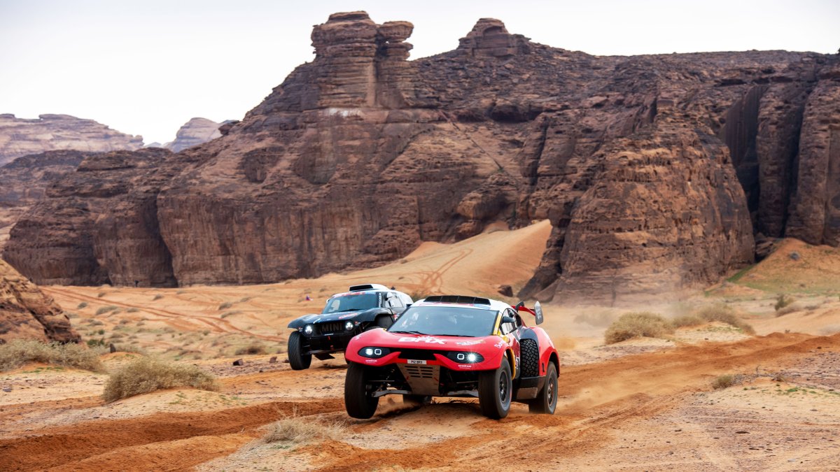 Sébastien Loeb (rojo) lideró la cuarta etapa de su categoría en la etapa 4.