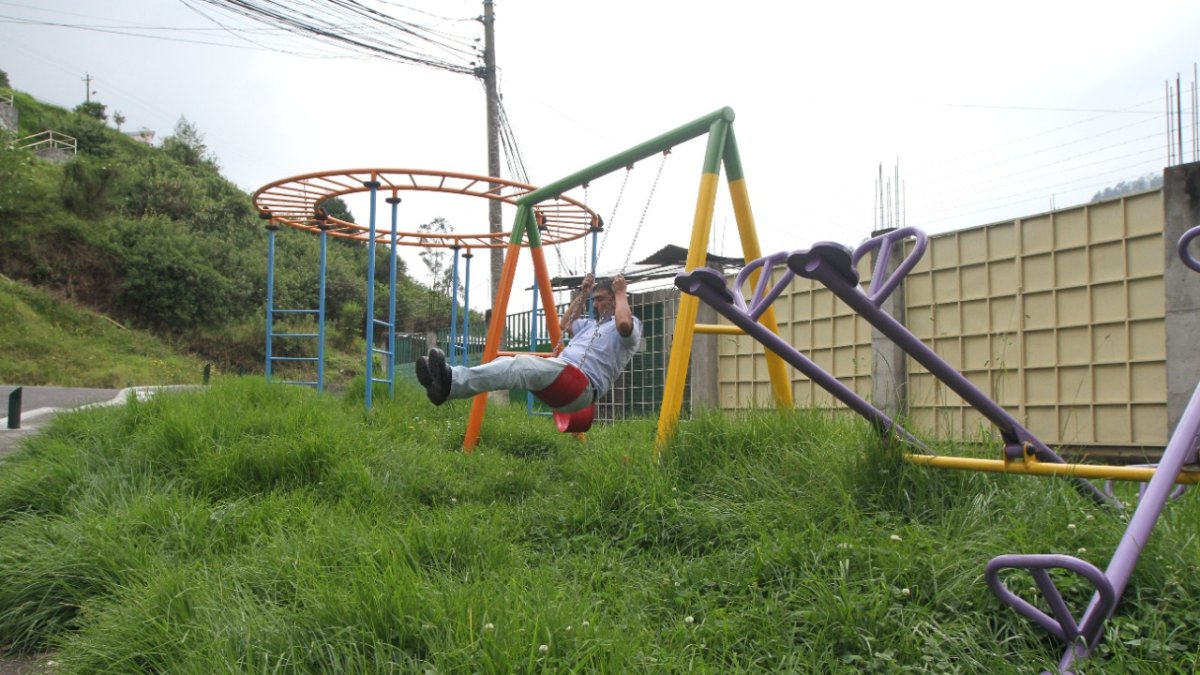 Alto. El tamaño de la hierba alcanza hasta las rodillas, en los adultos.