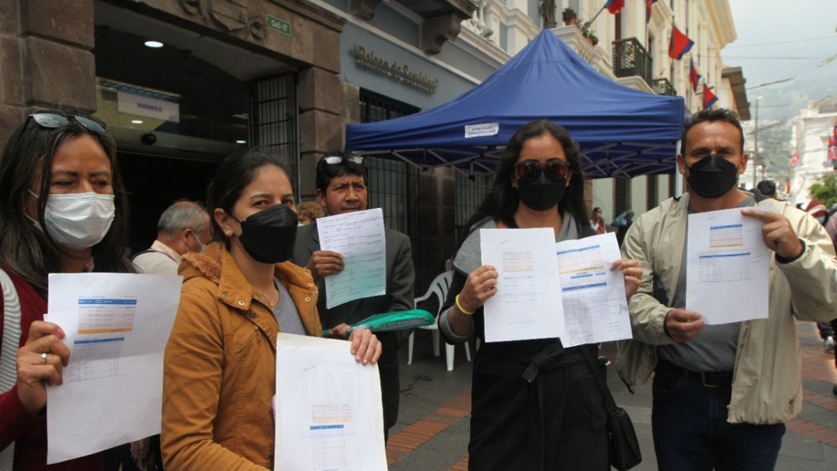 Molestia. Mientras hace fila en el exterior de un banco, un ciudadano indica cuánto pagó el año pasado