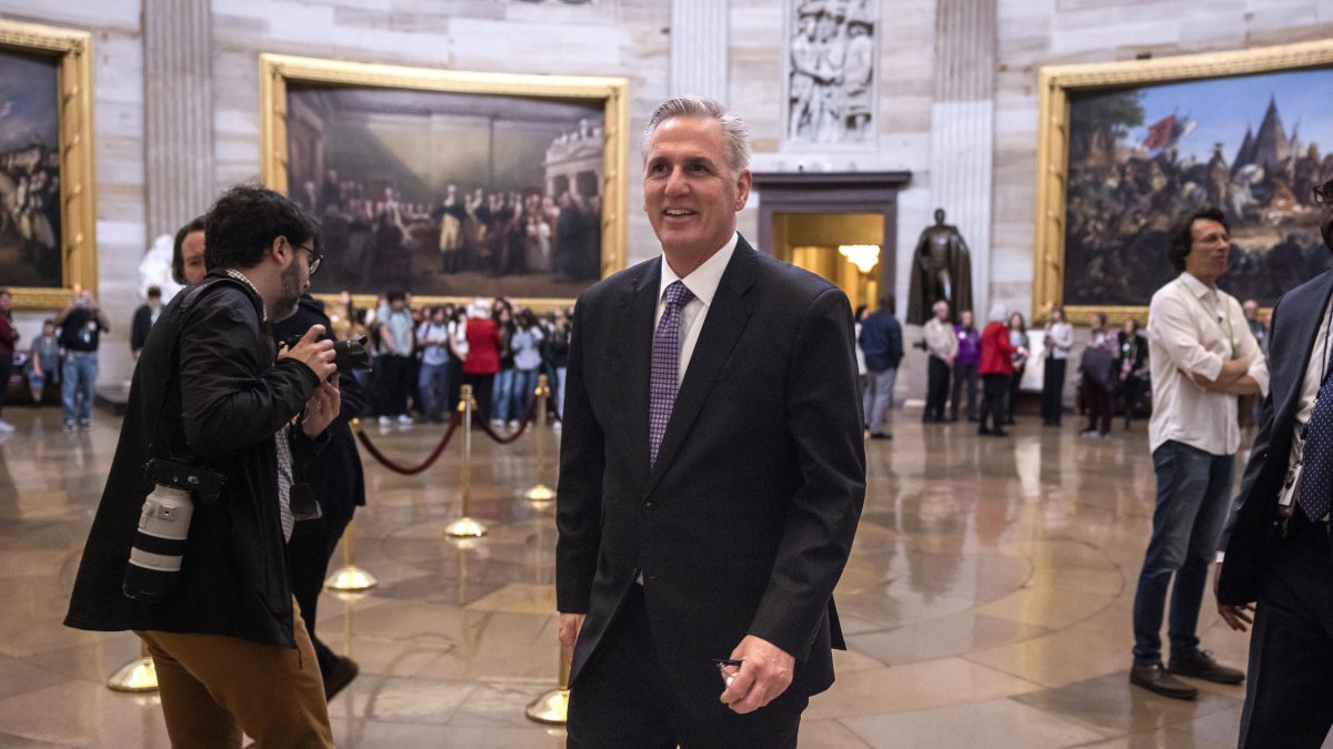 El republicano Kevin McCarthy, aspirante a presidir la Cámara Baja de EE.UU., llega al Capitolio, este 4 de enero de 2023, en Washington. EFE/