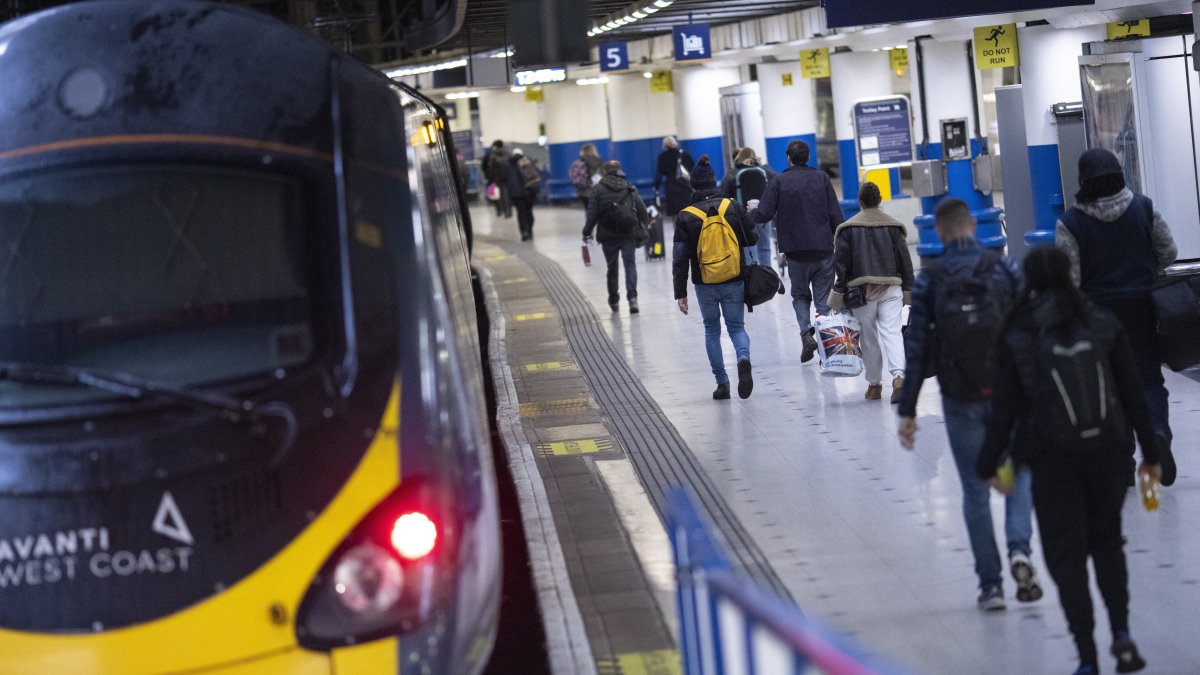 Varios pasajeros en la estación de Euston en Londres (R.Unido)  EFE/