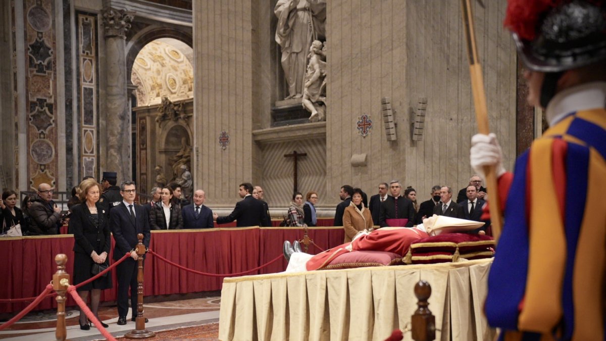 Los restos de Benedicto XVI reposarán en las grutas vaticanas, donde están enterrados los papas