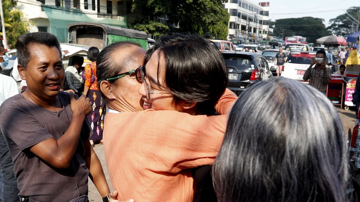 Abrazos entre los familiares de los presos que este miércoles 4 de enero lograron su libertad /
